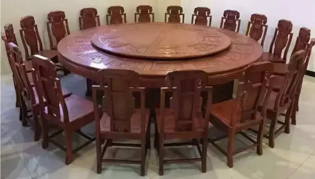 Revolving dinner table
